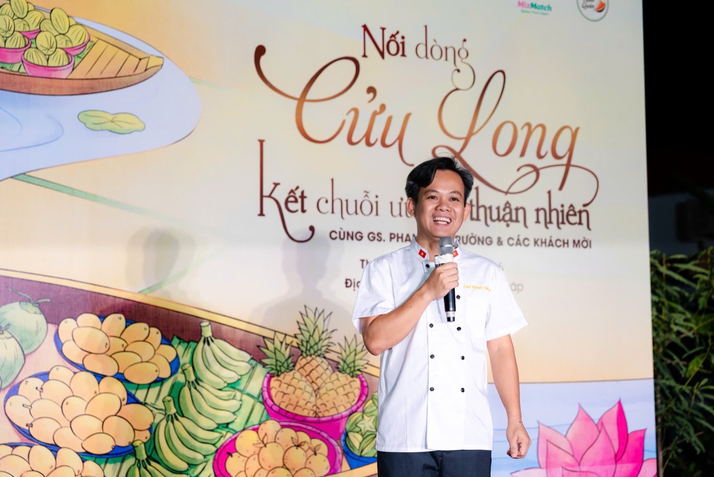 Nguyễn Tấn Lực cầm micro chia sẻ trên sân khấu sự kiện Nối dòng Cửu Long